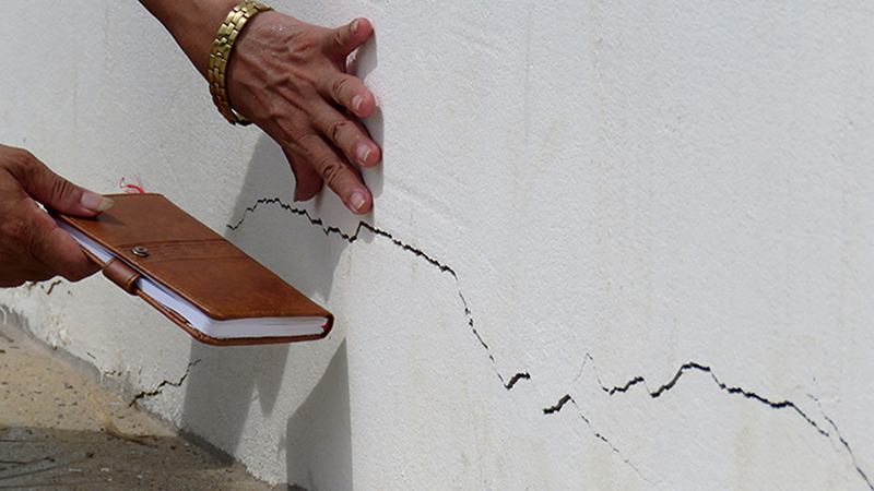 Keo trám thường được sử dụng cho các vết nứt trên tường nhà 
