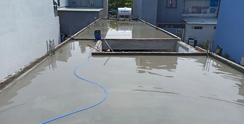 Thử nước khi thi công chống thấm sàn mái trần nhà 